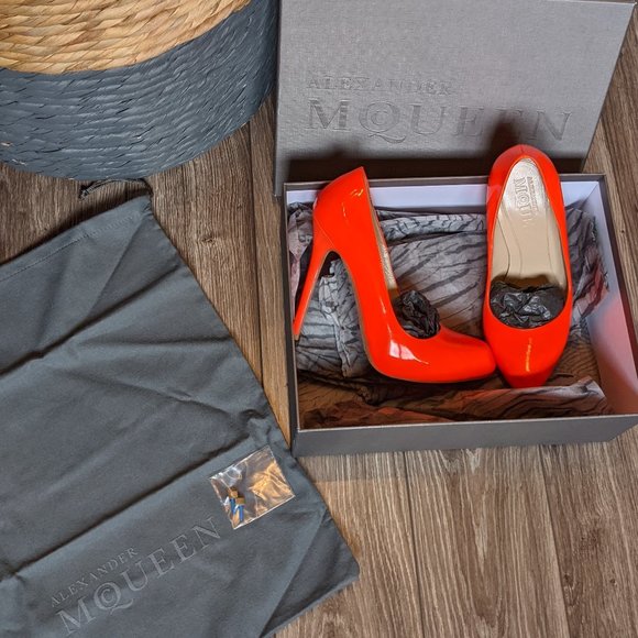 EUC (W36) - McQUEEN Neon Orange Pump - Picture 2 of 11